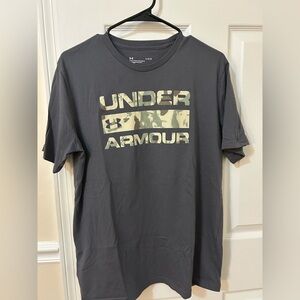 Men’s under Armour camo stacked logo, graphic Tee size large